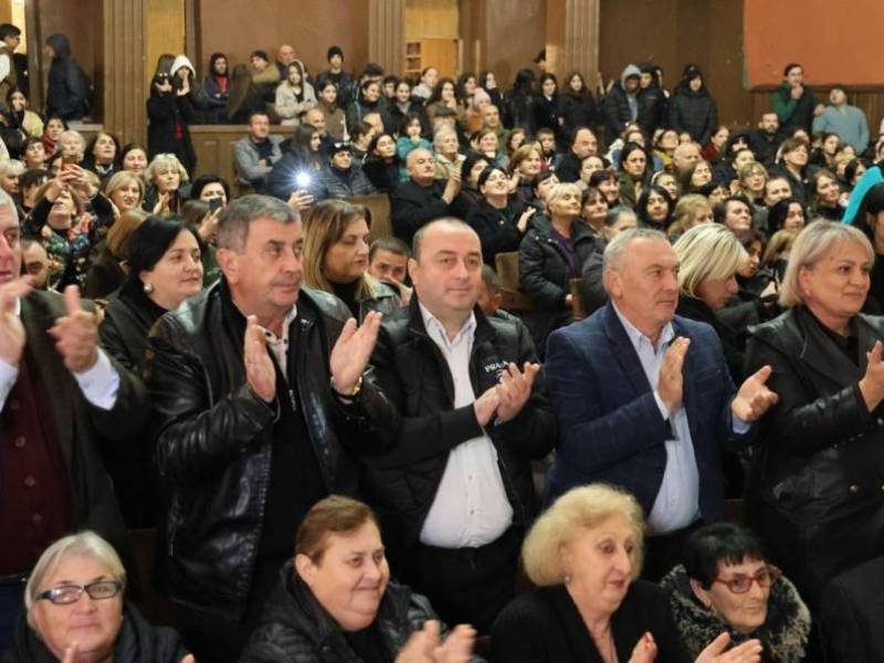 ცაგერის მუნიციპალიტეტის მერი ჭაბუკი ჭაბუკიანი კულტურის ცენტრში გრიგოლ მდივნის...